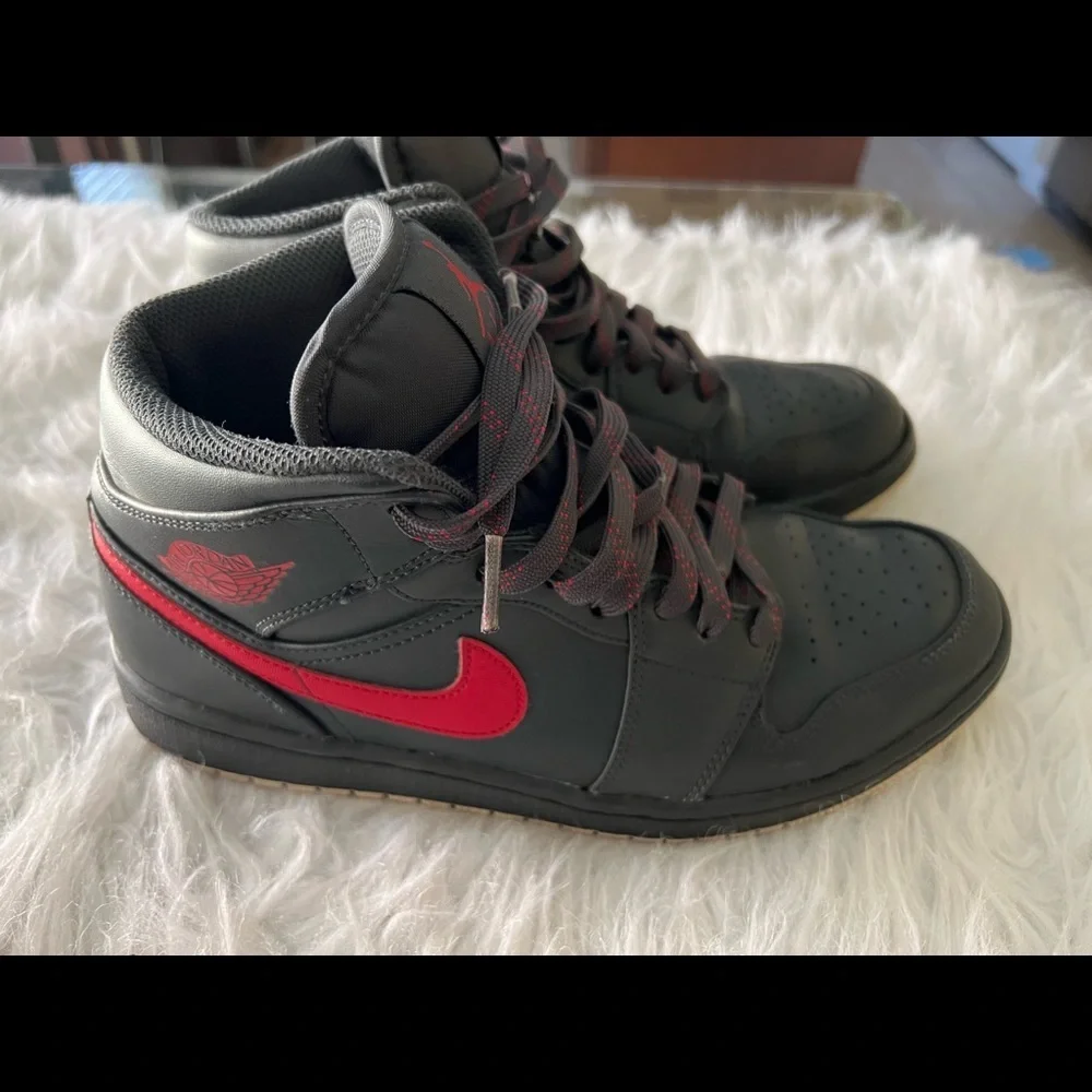 AIR JORDAN 1 MID GREY/RED SIZE 8